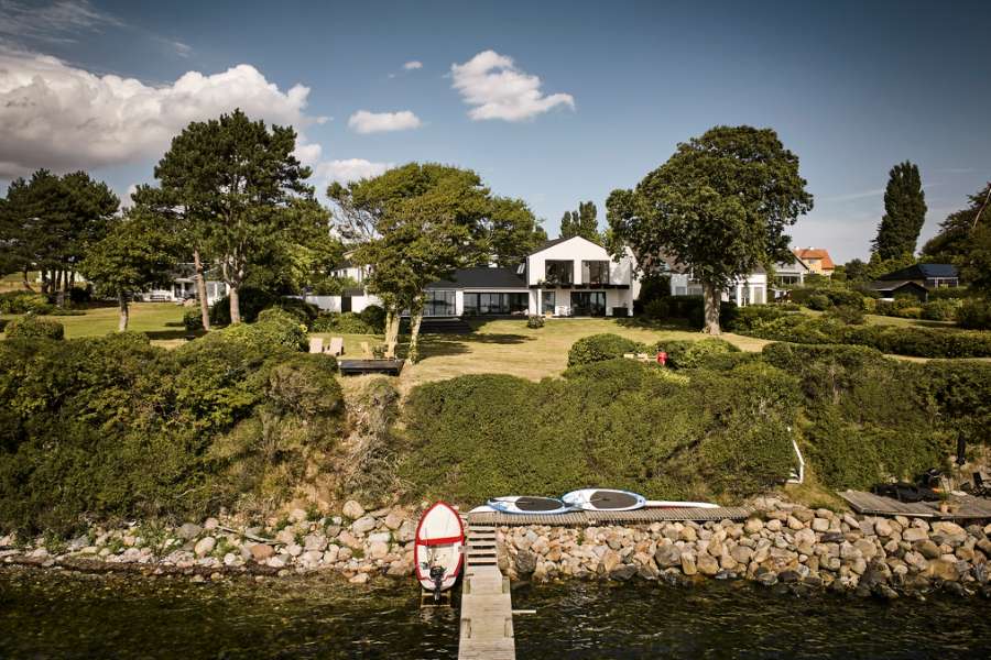A very fine roof and façade solution on Funen, Strandvej 54B, Ballen, 5762 Vester Skerninge